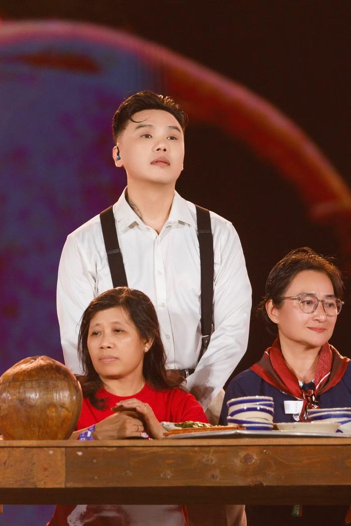 Thơm và Thái VG trong tiết mục Cơm nhà. Ở phần giao lưu, các nghệ sĩ xúc động khi nhắc về bữa cơm nhà có mẹ, gửi lời cảm ơn những bà mẹ đang có mặt trên khán đài concert.