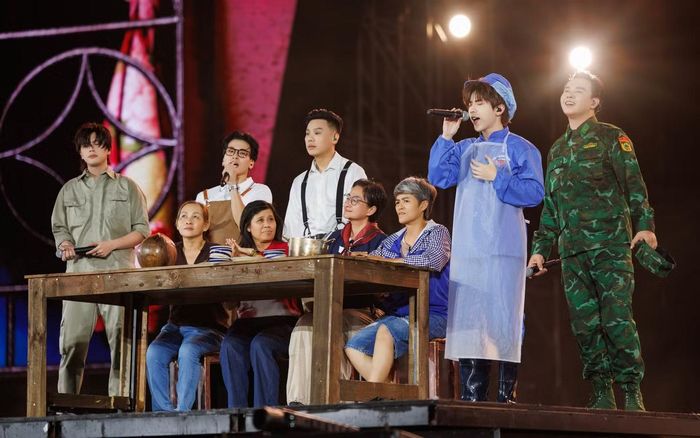  Cơm nhà tiếp nối nhịp kể về gia đình với phần biểu diễn của It’s Charles, Thái VG, Đông Hùng, Thơm (Da LAB) và Toki Thành Thỏ. Sau những đại cảnh đông người và màn trình diễn trên không, hình ảnh bữa cơm nhà mang đến sự gần gũi trước concert quy tụ hàng chục nghìn khán giả. 