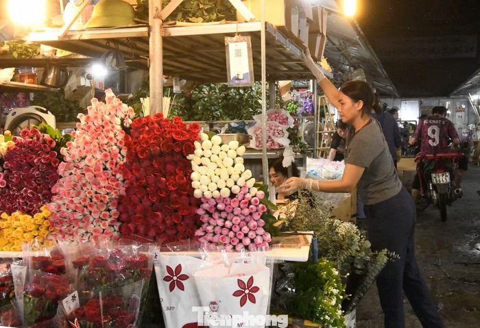 Trong bối cảnh người tiêu dùng cân nhắc chi tiêu, việc giữ giá thấp cũng chưa chắc giúp tiểu thương cải thiện sức mua. Những sạp hoa vốn được kỳ vọng đông khách dịp 20/10 vẫn phải chờ đợi, trong khi thời gian bán hàng thuận lợi không còn nhiều.