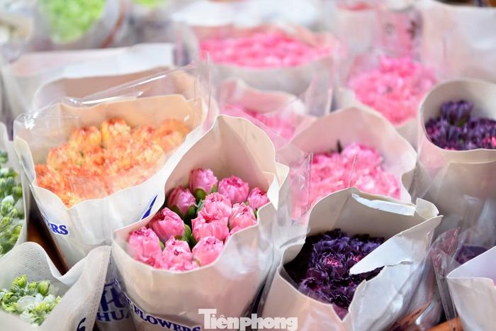 Khảo sát của phóng viên Tiền Phong cho thấy, dịp 20/10 năm nay, hoa phăng nhiều màu tại chợ Quảng Bá đang được bán với giá 70.000-100.000 đồng/ bó, tùy màu sắc và từng sạp. Theo các thương lái, loại hoa này được ưa chuộng nhờ độ bền, có thể tươi khoảng hai tuần nếu được thay nước và cắt gốc.