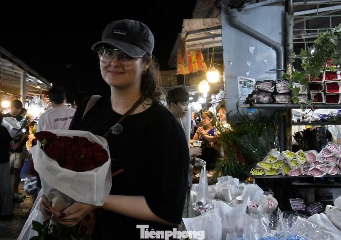 Không chỉ người dân trong nước, khu chợ còn thu hút du khách quốc tế. Christina - du khách Nga, cho biết bản thân rất bất ngờ trước khung cảnh đông đúc và tràn đầy sức sống giữa đêm của chợ hoa Quảng Bá. “Nơi đây rất đẹp và vô cùng đông đúc. Có lẽ vì hôm nay là một ngày đặc biệt”, nữ du khách nói.