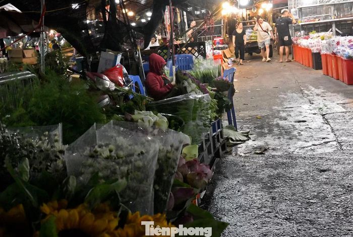 Trái với cảnh khách mua chen chân những ngày cao điểm của mùa trước, nhiều tiểu thương cho biết sức mua năm nay giảm.
