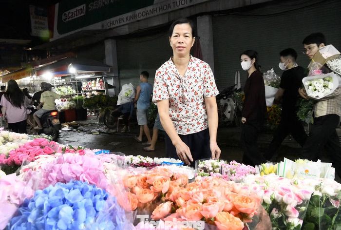 Chị Phương - tiểu thương tại chợ Quảng Bá, cho biết giá nhiều loại hoa vẫn ở mức bình thường, không tăng đáng kể như những dịp lễ trước. “Mọi năm giá hoa hồng phải mười mấy nghìn một bông, năm nay còn khoảng vài nghìn đồng mà vẫn khó bán”, chị Phương nói.