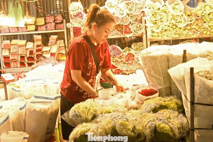 Theo các tiểu thương, những ngày sát lễ thường là thời điểm quan trọng để tăng doanh thu, bù đắp chi phí và thu hồi vốn hàng nhập. Tuy nhiên, hoa là mặt hàng có thời gian bảo quản hạn chế, tiêu thụ chậm trở thành áp lực lớn. Nếu không bán kịp, người kinh doanh có nguy cơ phải chấp nhận hao hụt hoặc giảm giá để thu hồi vốn.