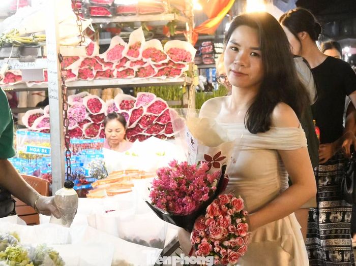 Hứa Hằng (29 tuổi, quê Bắc Ninh) cùng bạn có mặt tại chợ để mua hoa, chụp ảnh và trải nghiệm không khí đặc biệt này. Cô cho biết ngày thường khá bận rộn với công việc nên tranh thủ dịp cuối tuần, trước lễ 20/10 để ghé chợ. “Cảm giác đi chọn hoa ở chợ lúc rạng sáng thật sự rất khác so với việc đến tiệm mua hoa. Đây là lần thứ ba tôi đi chợ hoa vào khung giờ này nhưng vẫn thấy rất thú vị”, Hằng nói.