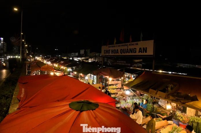 Nằm trên đường Âu Cơ thuộc phường Hồng Hà, Hà Nội, chợ hoa Quảng Bá từ lâu là một trong những đầu mối cung cấp hoa lớn của Thủ đô. Trước ngày 20/10, chợ trở thành điểm đến của thương lái, người dân và cả du khách muốn tìm mua hoa, khám phá nhịp sống Hà Nội về đêm.