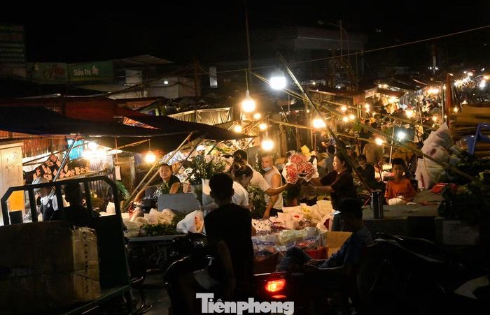 Theo ghi nhận của phóng viên Tiền Phong, từ 23h đến 4h hôm sau, chợ hoạt động nhộn nhịp nhất.