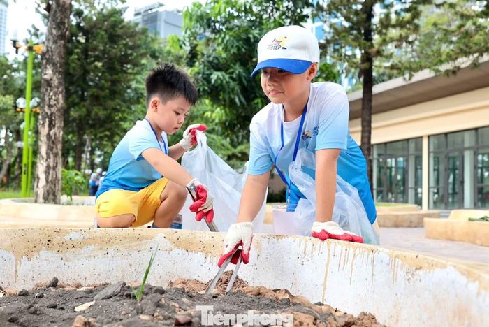 Hai anh em Phúc Lâm, học sinh lớp 4 và lớp 1 Trường Tiểu học Giảng Võ, cùng bố mẹ tham gia cuộc thi nhặt rác. Hoạt động không chỉ giúp các em nâng cao ý thức bảo vệ môi trường từ những hành động nhỏ mà còn mang đến trải nghiệm cuối tuần ý nghĩa, gắn kết các thành viên trong gia đình.