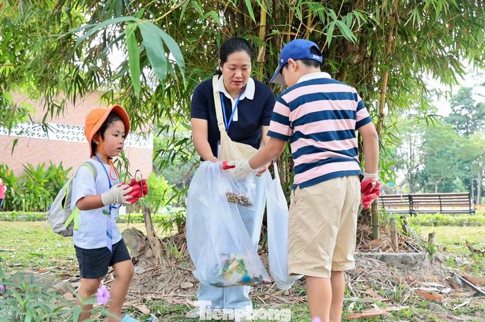 Gia đình 4 người của chị Tú Anh (phường Tương Mai) phân công nhau thu gom rác để hoàn thành thử thách trong 40 phút. Chị cho biết sự kiện là cơ hội để các con trải nghiệm thực tế, qua đó rèn thói quen phân loại rác.