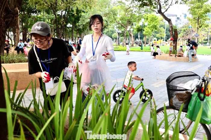Các đội thi di chuyển, chủ động tìm kiếm và thu gom rác trong khuôn khổ cuộc thi.