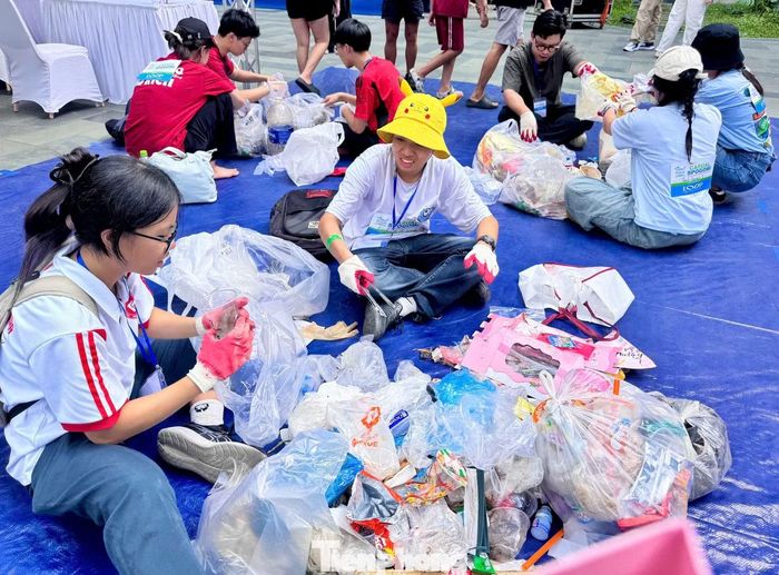 Cuộc thi nhặt rác thu hút 27 đội tham gia. Ban tổ chức kỳ vọng sự kiện giúp nâng cao ý thức và khuyến khích người dân giữ vệ sinh không gian công cộng.