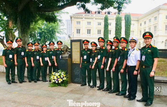 Đoàn sĩ quan trẻ Việt Nam tới thăm, dâng hoa tại khu vực đặt tượng và bia tưởng niệm Chủ tịch Hồ Chí Minh ở Singapore.