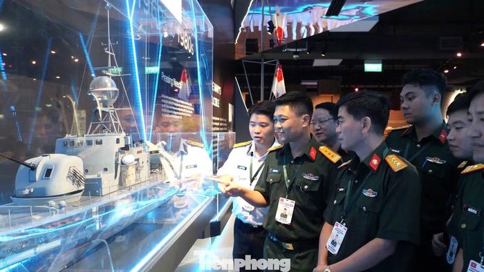 Sĩ quan trẻ Việt Nam tham quan Bảo tàng Hải quân Singapore.