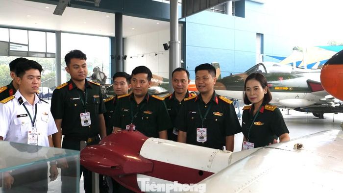 Sĩ quan trẻ Việt Nam tham quan Bảo tàng Không quân Singapore.
