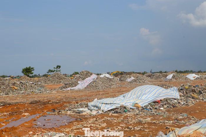 Rác thải chất thành đống trong khu công nghiệp.