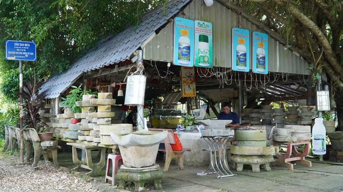 Căn chòi lá ven đường chứa đựng nhiều nông cụ thô sơ từng gắn bó với sản xuất nông nghiệp của người dân vùng đất phương Nam.