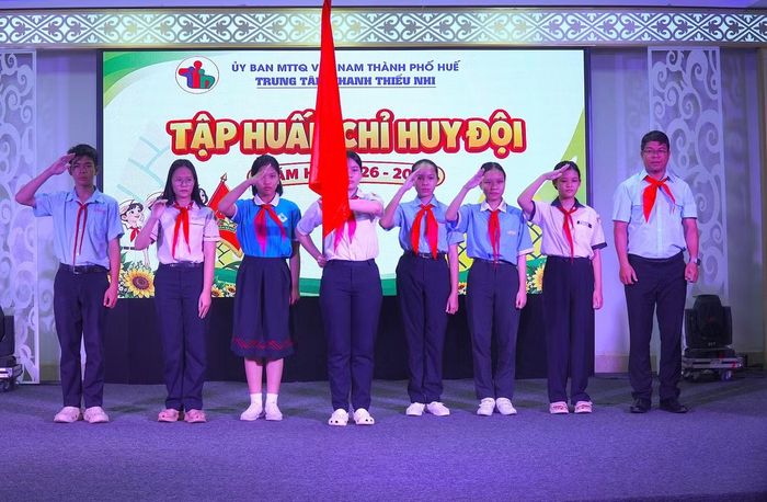 Các em học sinh rèn luyện kỹ năng chỉ huy Đội.