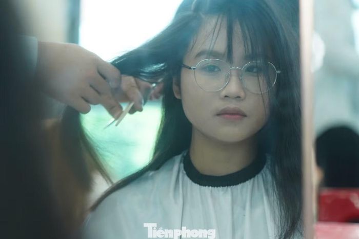 Cũng lần đầu hiến tóc, bạn Đào Thị Mai Linh (19 tuổi, Quốc Oai) cho biết có ý định hiến tóc khoảng hai năm và quyết định hiến 30 cm tóc tại chương trình. Đáng chú ý, Mai Linh còn đưa cô ruột đang mắc ung thư của mình đến nhận tóc. Chứng kiến người thân trải qua bệnh tật, cô hiểu hơn những mặc cảm mà người bệnh có thể gặp phải khi ngoại hình thay đổi trong quá trình điều trị. “Em thương cô nên cũng muốn làm điều gì đó để chia sẻ với những người đang điều trị ung thư”, Mai Linh chia sẻ.