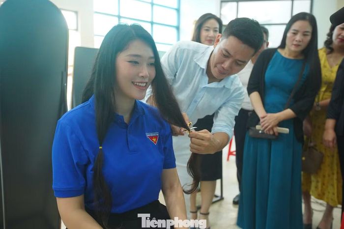  Chị Nguyễn Mai Anh - Bí thư Đoàn phường Đống Đa﻿ là một trong những người hiến tóc đầu tiên trong ngày 18/10. Chị cho biết đã nuôi tóc hơn hai năm trước khi quyết định hiến tặng. Theo chị, để hoàn thiện một bộ tóc dành cho bệnh nhân ung thư cần khoảng bốn phần tóc hiến tặng. “Mái tóc vốn có ý nghĩa với mình, nhưng sẽ ý nghĩa hơn khi được trao cho người đang rụng tóc do điều trị bệnh, giúp họ có thêm niềm vui, động lực và sự tự tin”, Bí thư Đoàn phường Đống Đa chia sẻ. 