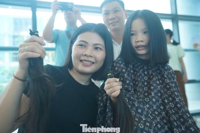 Nhiều gia đình có cả mẹ và con gái cùng tham gia, biến việc hiến tóc thành dịp để sẻ chia yêu thương, nuôi dưỡng lòng nhân ái giữa các thế hệ.