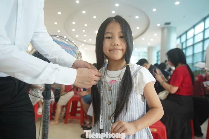 Đông đảo bạn trẻ, em nhỏ được gia đình đưa đến hiến tóc, góp phần lan tỏa hành động nhân văn trong cộng đồng.
