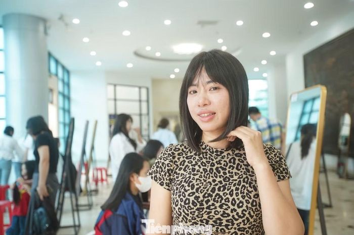Chị Đào Thị Thuận (SN 1987, Đông Anh, Hà Nội) mắc ung thư vú được hai tháng và đang điều trị hóa chất, khiến tóc bắt đầu rụng. Nhận được mái tóc mới tại chương trình, chị vui vì có diện mạo tự nhiên, phù hợp với khuôn mặt, thêm tự tin trong cuộc sống. “Chi phí điều trị đã cao, trong khi một bộ tóc thật, tự nhiên cũng rất tốn kém. Vì vậy, được nhận tóc từ chương trình là niềm vui lớn đối với tôi”, chị Thuận chia sẻ. Trước khi nhận tóc, chị cũng hiến tặng tóc của mình, mong những bệnh nhân khác có cơ hội nhận món quà tương tự.