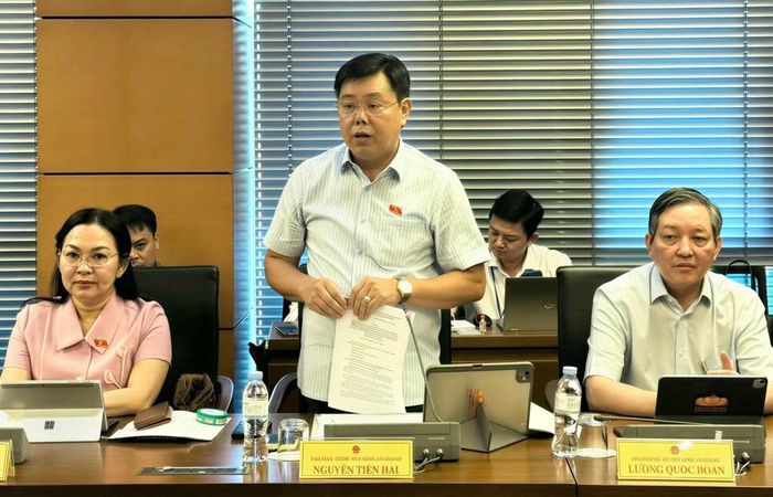Bộ trưởng Nội vụ Nguyễn Tiến Hải phát biểu thảo luận. Ảnh: QH.