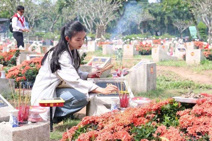"Hôm ấy khi đi làm về mình lên mạng thấy những điều thật sự xúc động và mong đợi đến hôm nay đến đây thắp hương viếng các anh", Nhi chia sẻ. Cô cũng cho hay lúc còn đi học đại học hay đến Công viên Lê Thị Riêng nhưng không biết rằng bên dưới từng bước chân mình đi có những người đã hy sinh và nằm lại.
