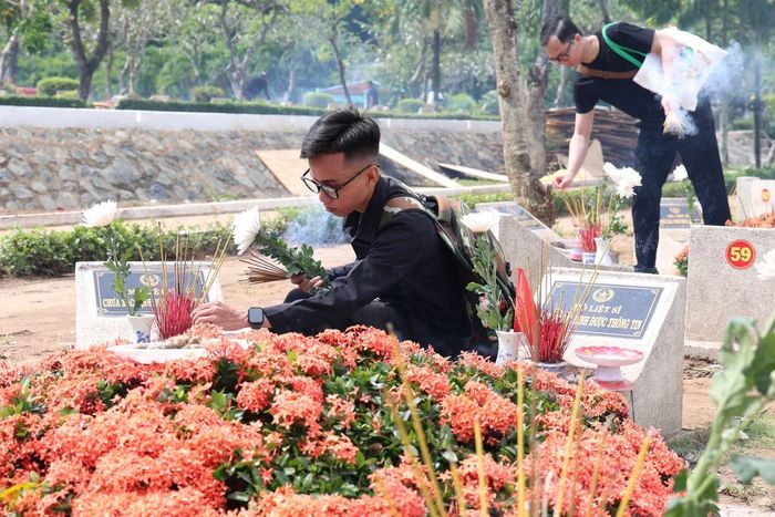 Sau ngày 731 hài cốt liệt sĩ đã an nghỉ, đông đảo bà con nhân dân đã đến Nghĩa trang Liệt sĩ TPHCM thể hiện lòng biết ơn trước những cống hiến của các bác, các anh, các chị.