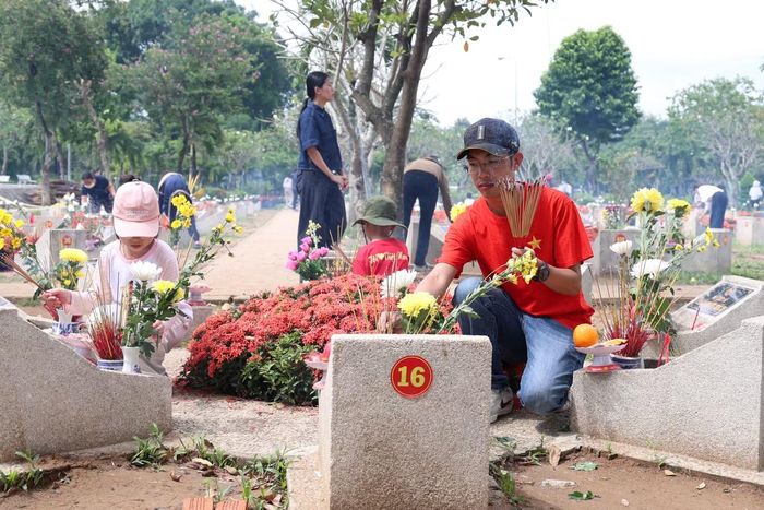 Trong ngày đoàn xe đưa hài cốt liệt sĩ về an táng tại Nghĩa trang Liệt sĩ TPHCM, anh Nguyễn Đình Quý (36 tuổi, ngụ phường Dĩ An) đã chờ trước cổng để đón và đưa tiễn các Anh hùng liệt sĩ một đoạn cuối.