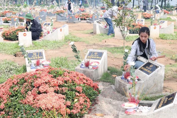  Cũng trong buổi sáng cuối tuần, Nguyễn Thị Uyển Nhi (26 tuổi, ngụ phường Phước Long) cùng em gái đến thắp hương các phần mộ liệt sĩ. Nhi cho biết, trong buổi đưa tiễn các hài cốt liệt sĩ từ Công viên văn hóa Lê Thị Riêng﻿ đến đây, bạn đi làm nên không thể đến viếng. Hôm nay, tranh thủ ngày nghỉ, hai chị em đến viếng với lòng biết ơn dành cho những người anh hùng đã hy sinh để đất nước được phát triển đi lên như ngày nay. 