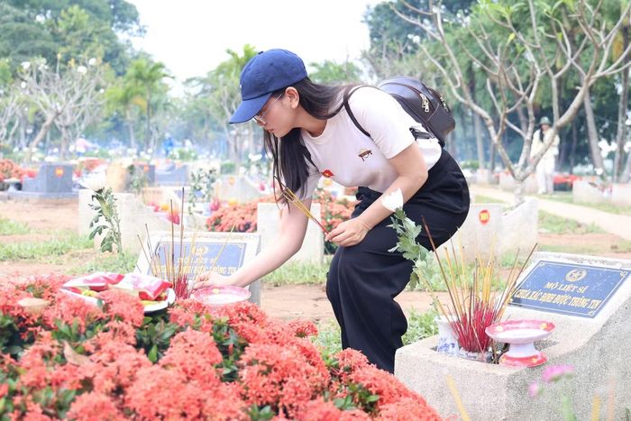  Người trẻ trân trọng những thành quả to lớn mà các thế cha anh đã đánh đổi bằng cả máu xương, tuổi thanh xuân. Ảnh: Ngô Tùng 