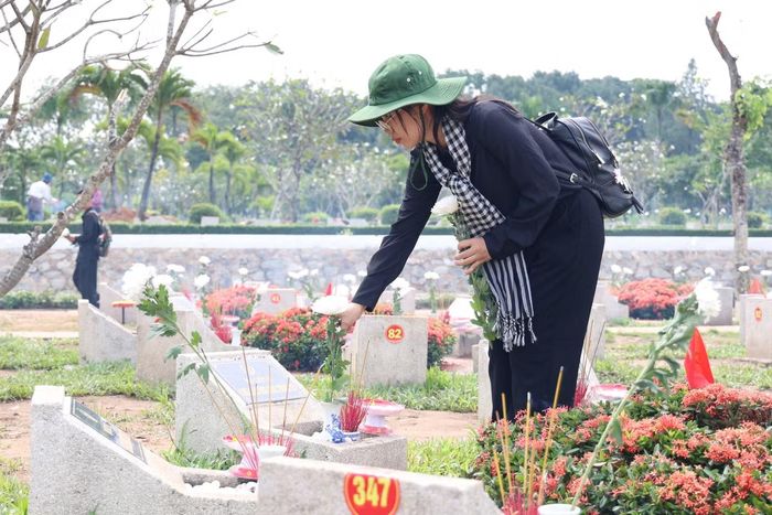 "Chúng em trân trọng biết ơn thế hệ cha ông đi trước đã hy sinh để thế hệ chúng em được sống trong hòa bình, độc lập, tự do. Mong rằng tất cả mọi người trẻ sẽ luôn nhớ đến công lao của các Anh hùng liệt sĩ đã nằm xuống vì đất nước", cô gái bộc bạch.