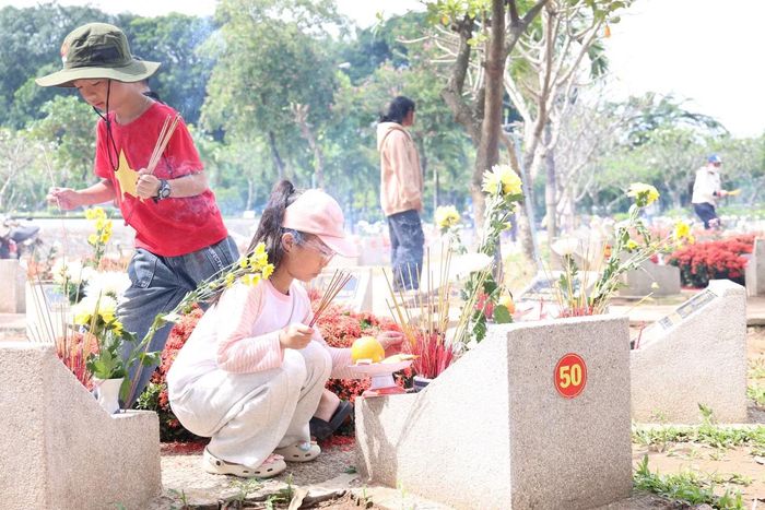  Ngày cuối tuần được nghỉ việc, anh Quý dẫn theo hai con nhỏ đến nơi này thắp hương cho các bậc tiền nhân và dặn dò các con ghi nhớ, tri ân những Anh hùng liệt sĩ﻿ đã ngã xuống để những gia đình như anh có được cuộc sống hôm nay. 