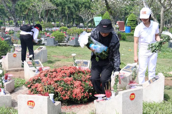 Sáng 18/10, Nguyễn Ngọc Quỳnh Như (bìa phải, sinh viên Trường Đại học Ngoại ngữ - Tin học TPHCM) cùng nhóm bạn của mình đã mang hương, hoa đến nghĩa trang để viếng các liệt sĩ. Theo dõi hành trình tìm kiếm, quy tập hài cốt liệt sĩ, nữ sinh bày tỏ niềm khâm phục với sự nỗ lực cao độ của các cán bộ, chiến sĩ thực hiện nhiệm vụ trong thời gian qua.