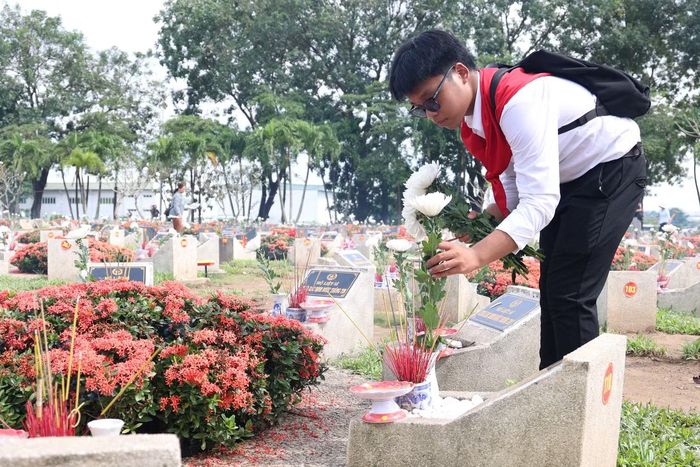 Là những người trẻ ở khắp ba miền đất nước, nhóm bạn có dịp kết nối rồi quen thân nhau từ sự kiện concert "Tổ quốc trong tim" mới đây và cùng tiếp nối những mạch nguồn tri ân.