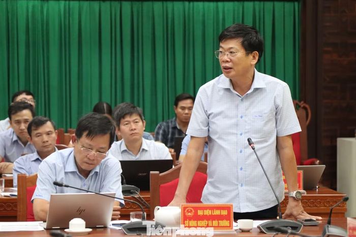 Ông Bùi Hồng Quý - Giám đốc Sở Nông nghiệp và Môi trường Đắk Lắk - thông tin tại cuộc họp.