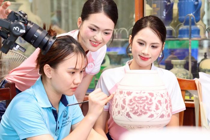 Đinh Hoàng Gia Linh trải nghiệm trang trí bình gốm cùng nghệ nhân làng Chu Đậu. Khi tự tay vẽ những họa tiết đầu tiên, Gia Linh và các thí sinh cảm nhận rõ hơn sự tỉ mỉ của người thợ thủ công. Mỗi chiếc bình, chiếc cốc sau khi hoàn thiện trở thành món quà lưu giữ dấu ấn riêng của người thợ.