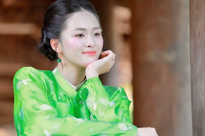 Đinh Hoàng Gia Linh trong trang phục truyền thống, thực hiện thử thách chụp ảnh tại chùa Côn Sơn, TP Hải Phòng. Đây là một trong những hoạt động của 25 thí sinh lọt vào Chung kết Hoa hậu Việt Nam 2026.