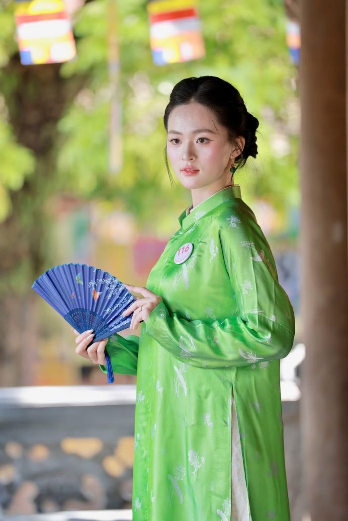 Đinh Hoàng Gia Linh sinh năm 2006 - đến từ Thanh Hóa - là một trong số 25 cô gái lọt vào Top 25 Hoa hậu Việt Nam 2026. Gia Linh là sinh viên ngành Truyền thông chuyên nghiệp tại Trường Đại học RMIT Việt Nam.