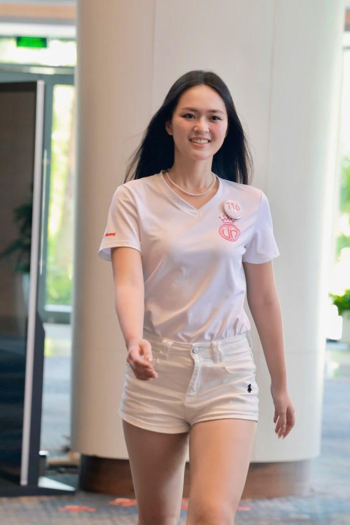 Đinh Hoàng Gia Linh tập catwalk ở nhà chung Hoa hậu Việt Nam.