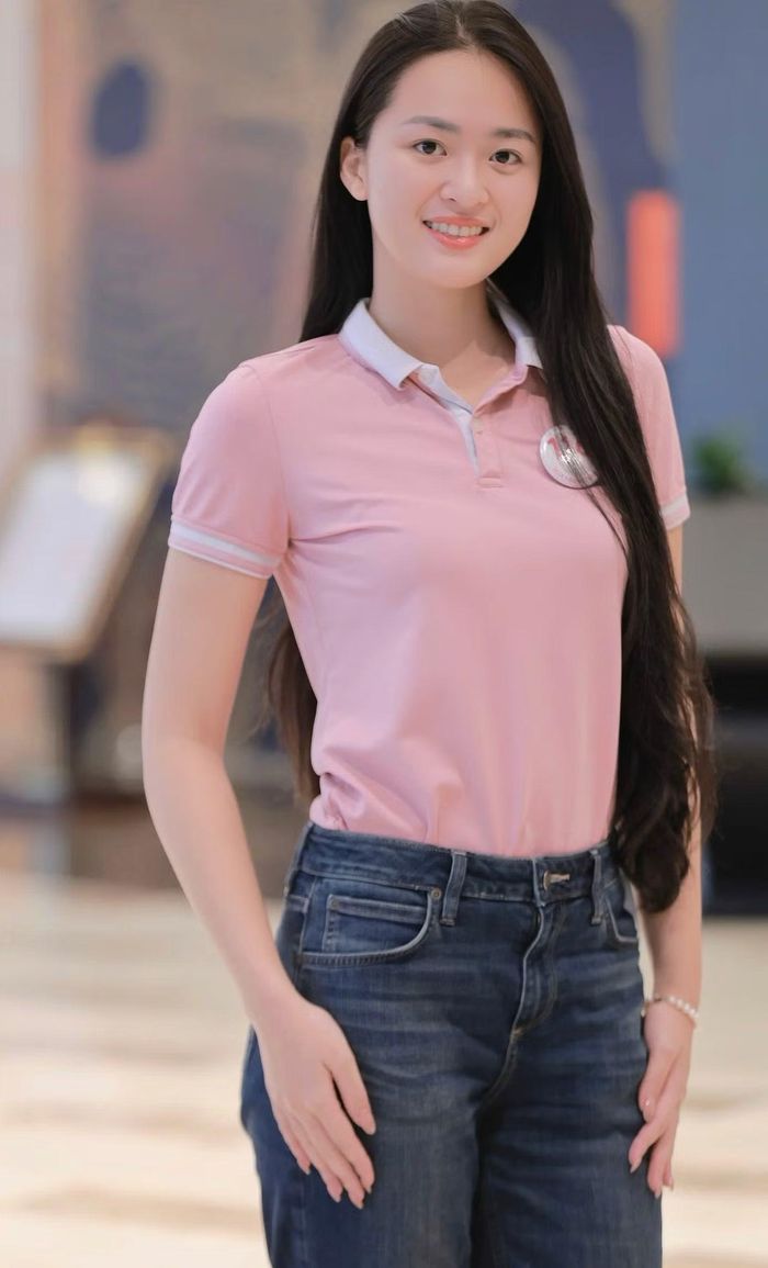 Đinh Hoàng Gia Linh tự đánh giá bản thân là người năng động, cởi mở.