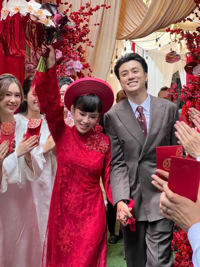 Một số hình ảnh trong lễ ăn hỏi của Vương Anh Ole và Ngọc Mai. Trong dàn bê tráp có diễn viên Long Vũ.