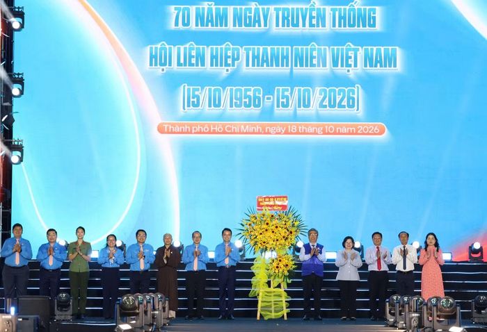 Thường trực Hội LHTN Việt Nam TPHCM đón nhận lẵng hoa chúc mừng kỷ niệm ngày truyền thống Hội LHTN Việt Nam từ lãnh đạo TPHCM. Ảnh: Ngô Tùng
