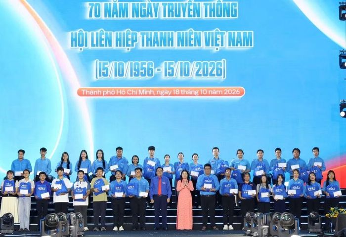Ban tổ chức chương trình trao các phần quà chăm lo cho thanh niên thành phố.