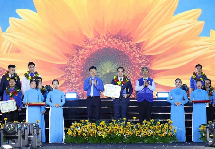 Phó Bí thư Thành ủy TPHCM Nguyễn Phước Lộc cùng Phó Chủ tịch Thường trực Trung ương Hội LHTN Việt Nam Lê Hải Long khen thưởng các gương thủ lĩnh thanh niên tiêu biểu.