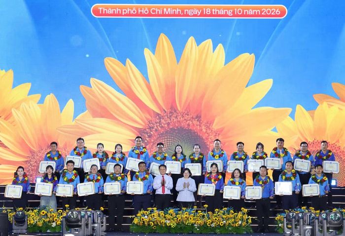 Phó Chủ tịch UBND TPHCM Nguyễn Mạnh Cường, Phó Bí thư Thành ủy TPHCM Văn Thị Bạch Tuyết trao khen thưởng cho các gương thủ lĩnh thanh niên tiêu biểu.
