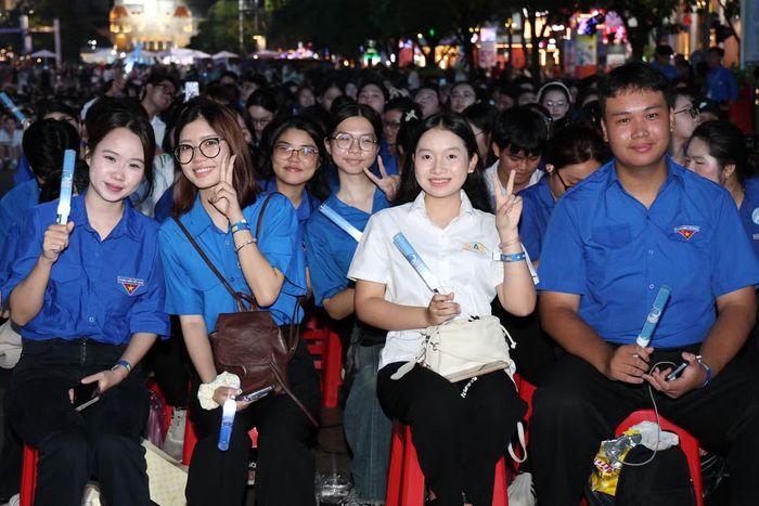 Bạn trẻ TPHCM phấn khởi dự chương trình. Ảnh: Ngô Tùng