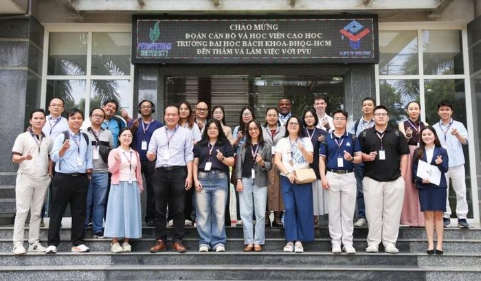 Đoàn cán bộ, học viên HCMUT tham gia buổi làm việc tại PVU.