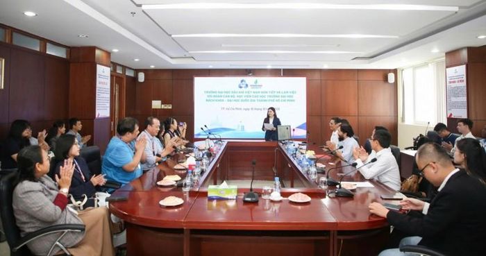 Quang cảnh chung tại buổi làm việc.
